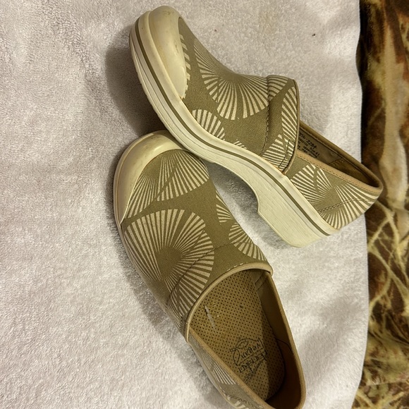 DANSCO - Calling all Nurses☺️. EU sz41. Fits like a Us Sz 9.5. - Picture 10 of 13